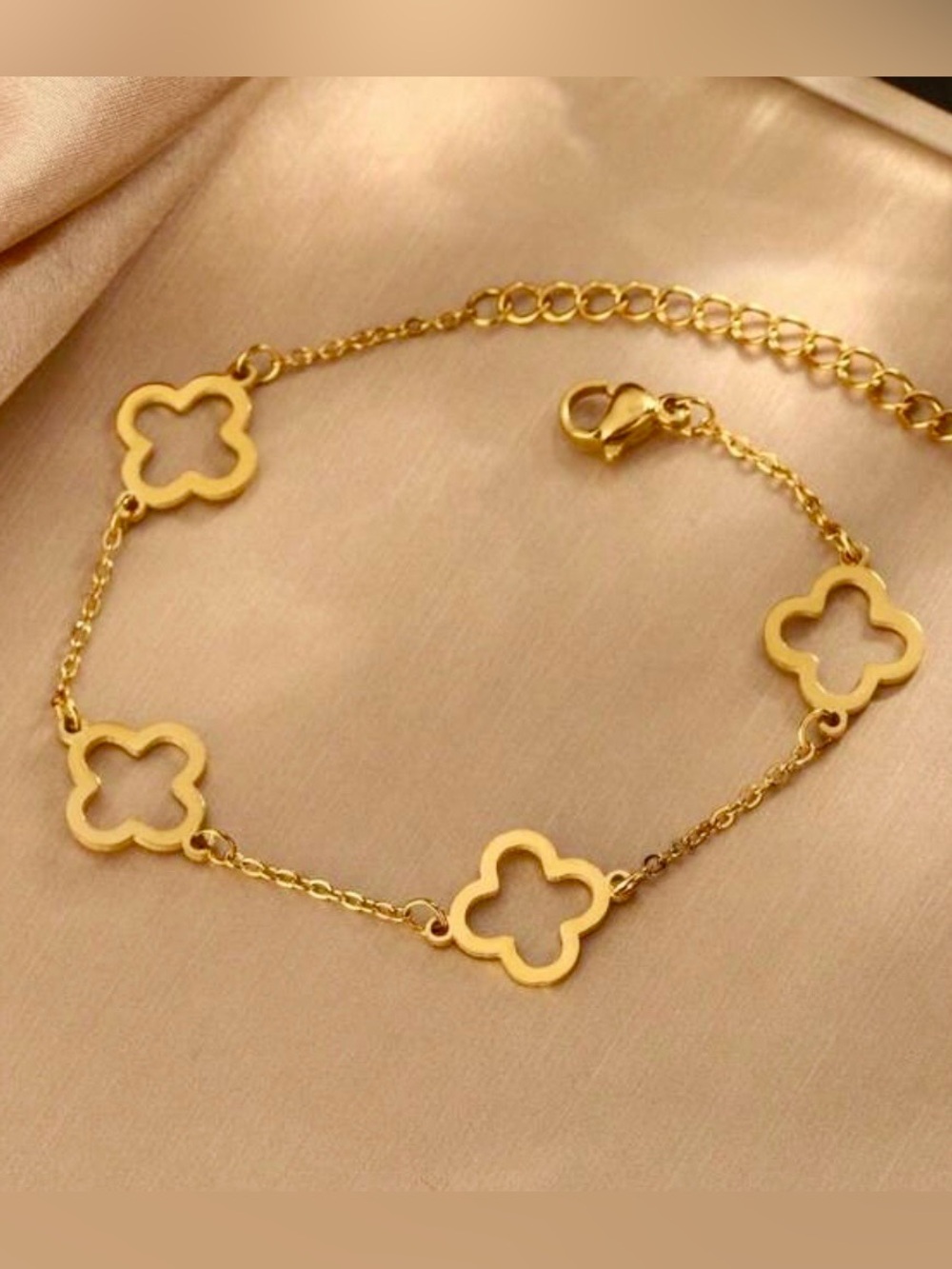 Elegant Gold Clover Bracelet - Picture 3 of 5